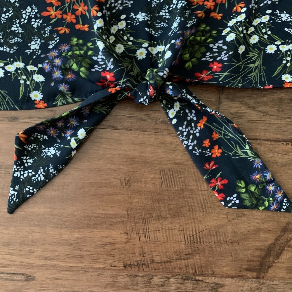 Como Vintage Black Floral Short Sleeve V-Neck Front Tie Top Blouse Dressy Casual - Picture 8 of 12